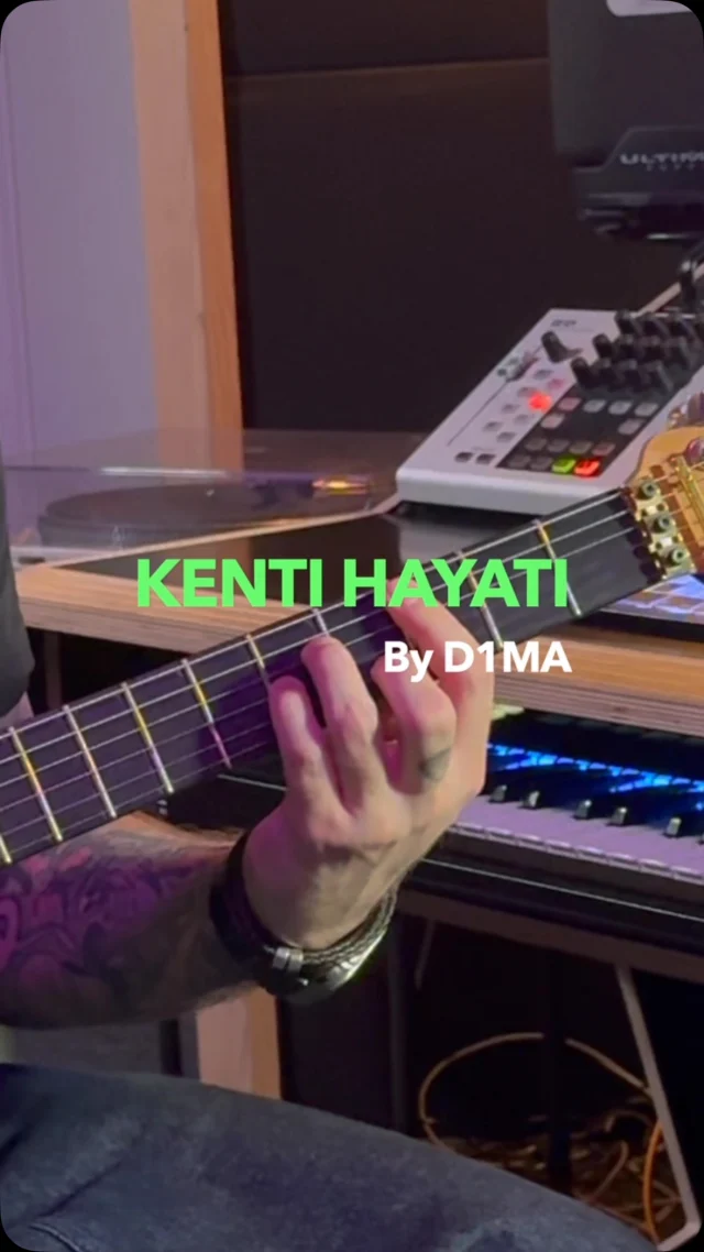 GUITARLIR! @d1ma.n1 - Kenti Hayati  Det er altid sjovt og udfordrende at opfinde guitarroller over musik som er udgivet og stille sig spørgsmålene: ”Kan tracket bære det?”, “Kan man have en rolle uden at “komme i vejen” for noget andet?”, “Hvor er der plads til at udfolde sig?”, “Vil det man tilføjer være en opgradering?”  Hvis du selv vil prøve det, kan du prøve at stille dig selv ovenstående spørgsmål. Nogen gange lykkedes det, andre gange ikke.. 😊  #guitar #guitarist #guitaristsofinstagram #musik #d1ma #live #concerts #guitarcover #musician #song